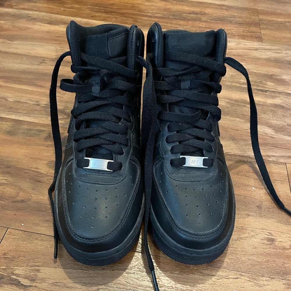 Black high top air forces size 7 NEVER WORN